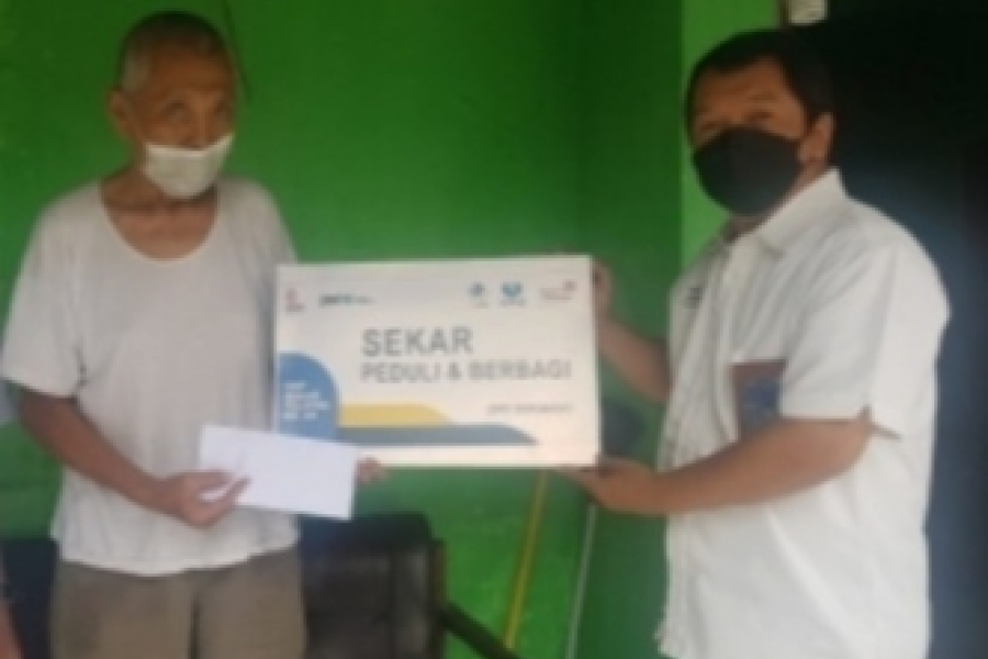 Penyerahan Bantuan Kepada Bapak Kasmuri